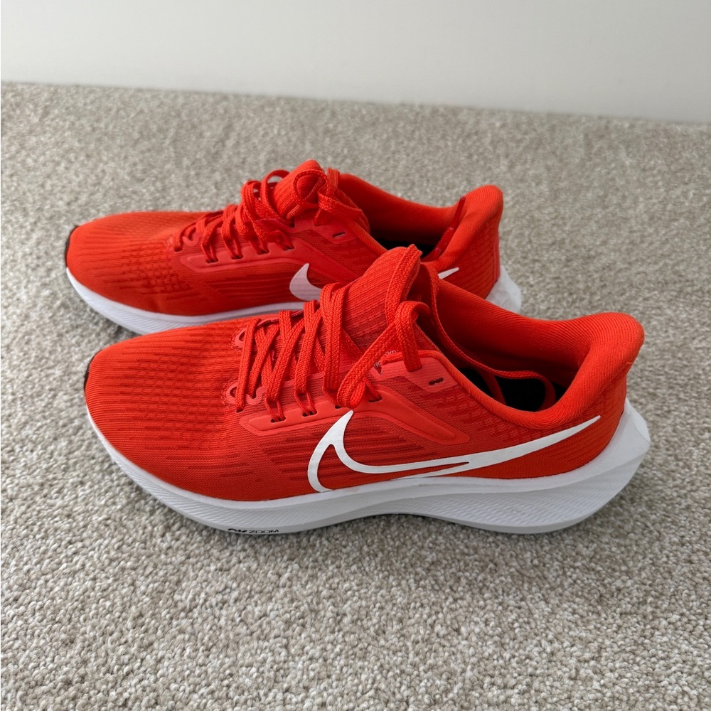Nike Women’s Zoom sneakers orange size 7 LIKE NEW